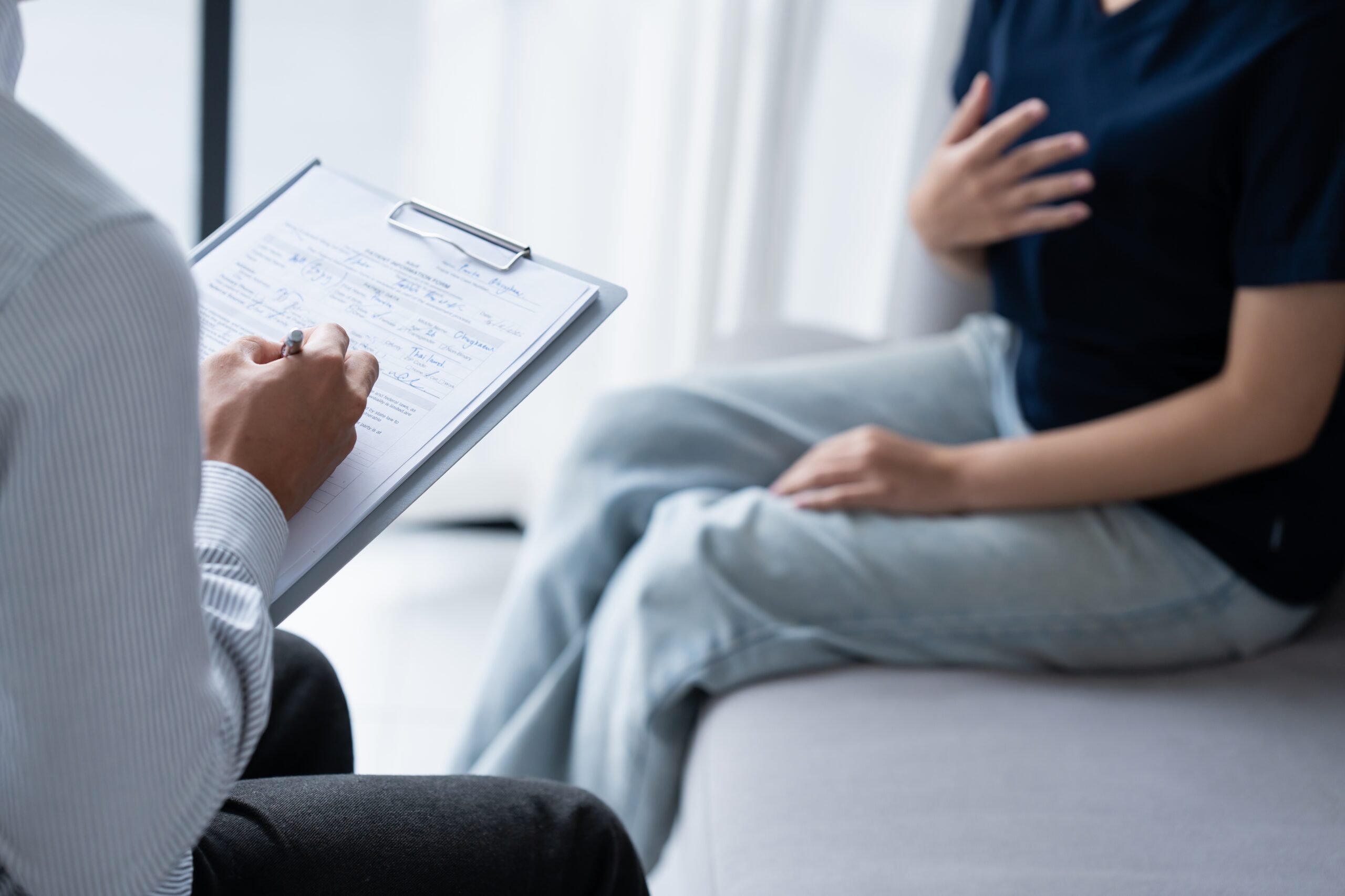 医師がカウンセリングを行う様子