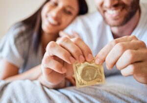 HIVの予防のためにコンドームを使用するカップル