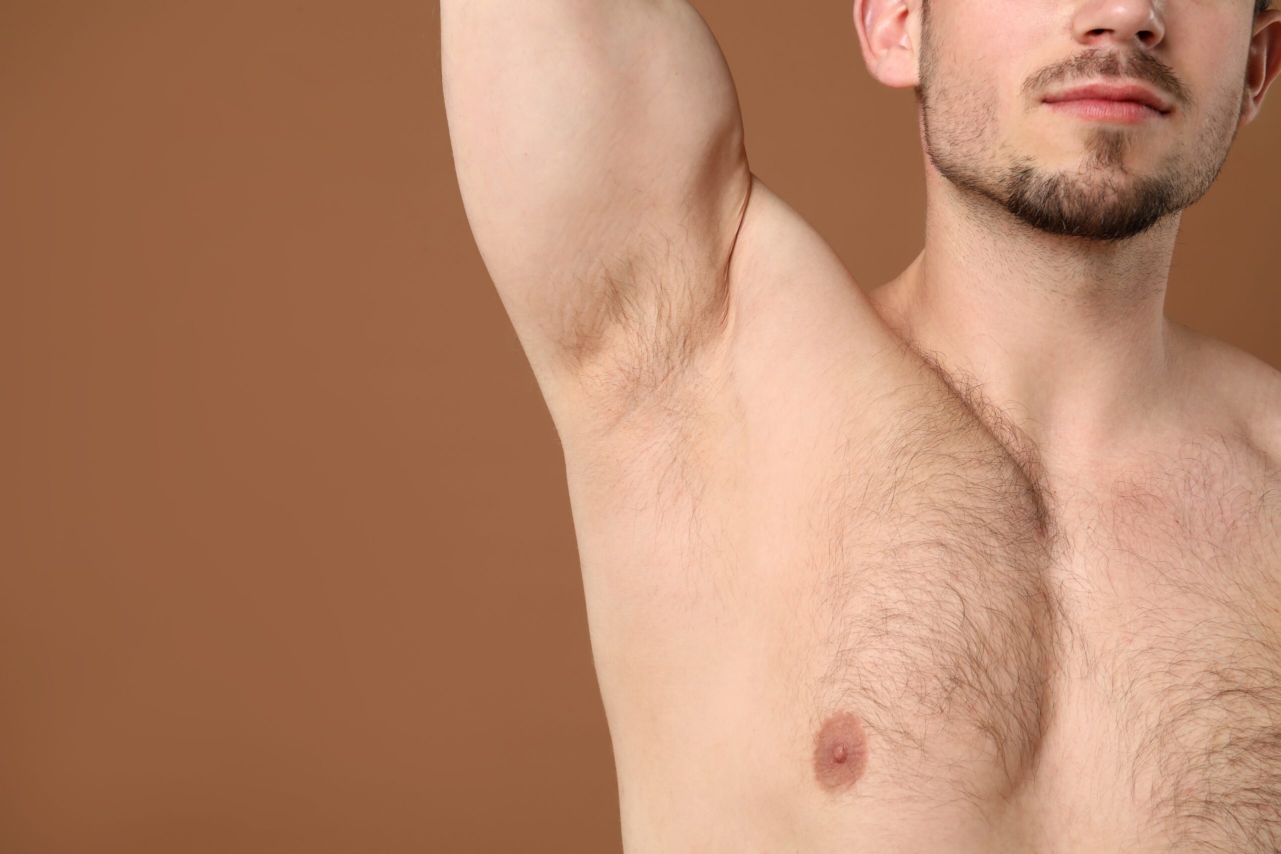 胸毛の生えた男性