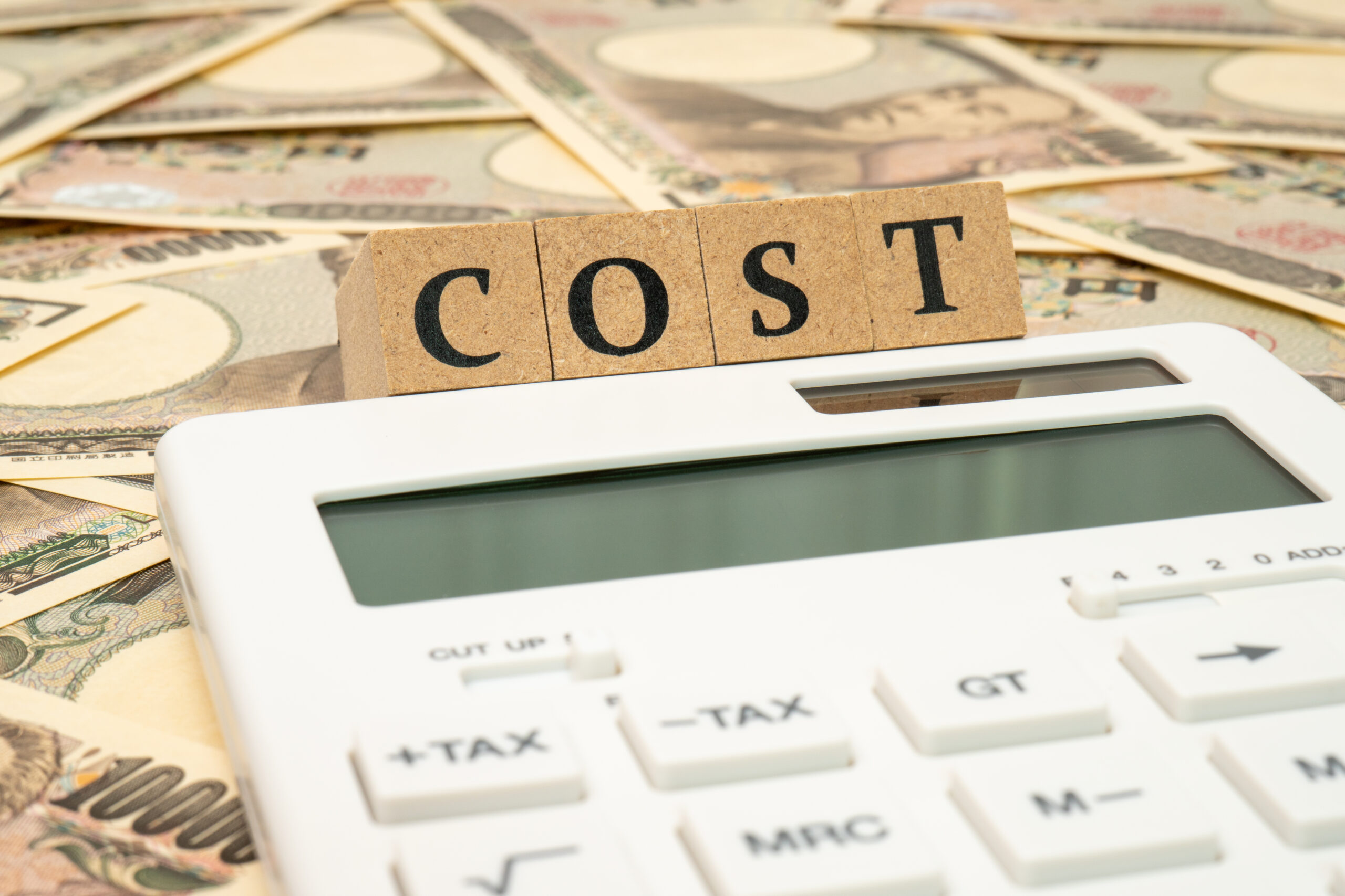 施術にかかる費用を計算する様子