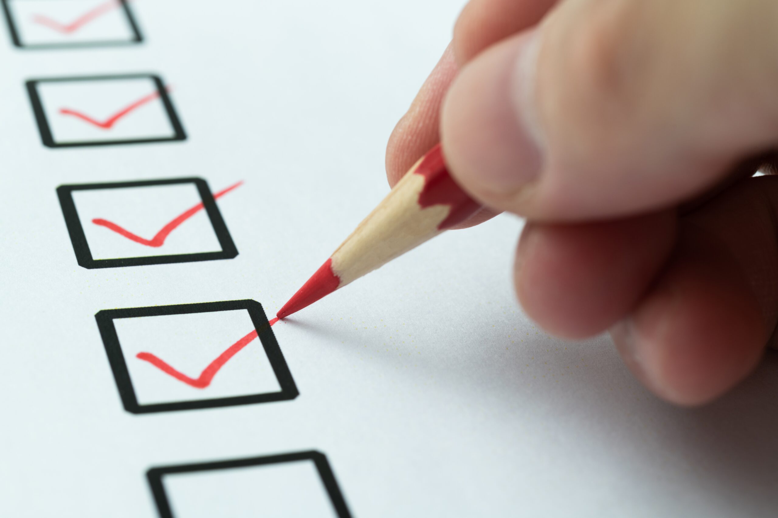 症状をセルフチェックする様子