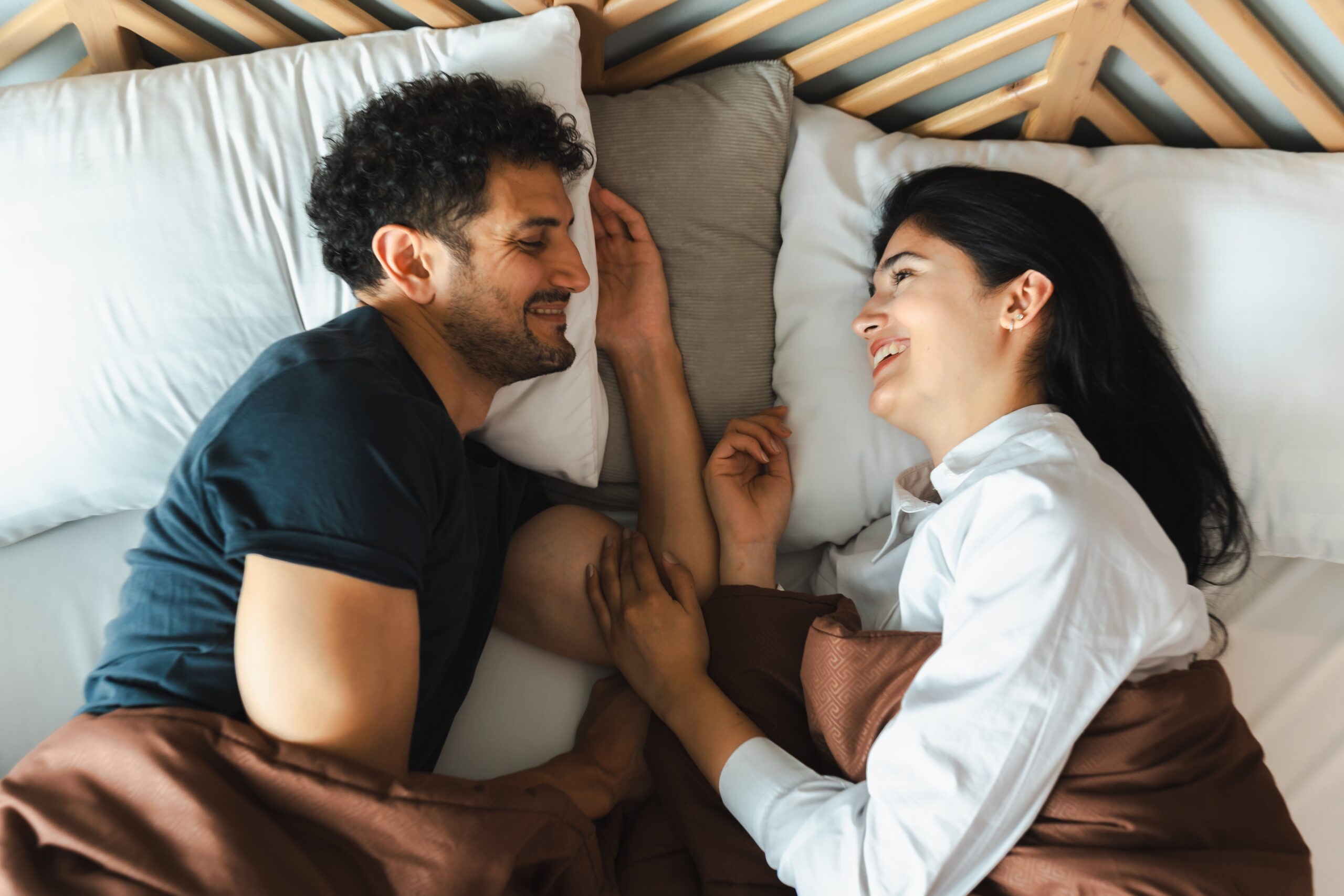 朝を一緒に迎える男女